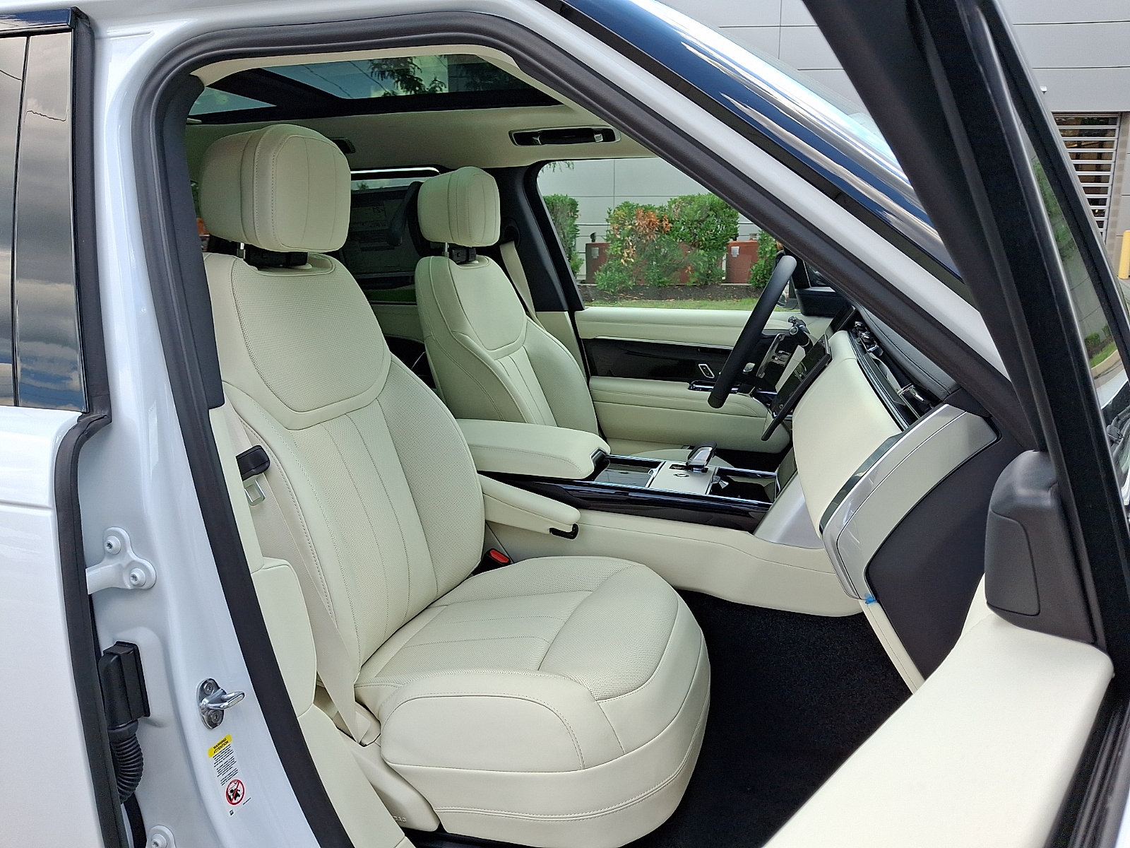 New 2026 Land Rover Range Rover SE AWD/4WD image 3