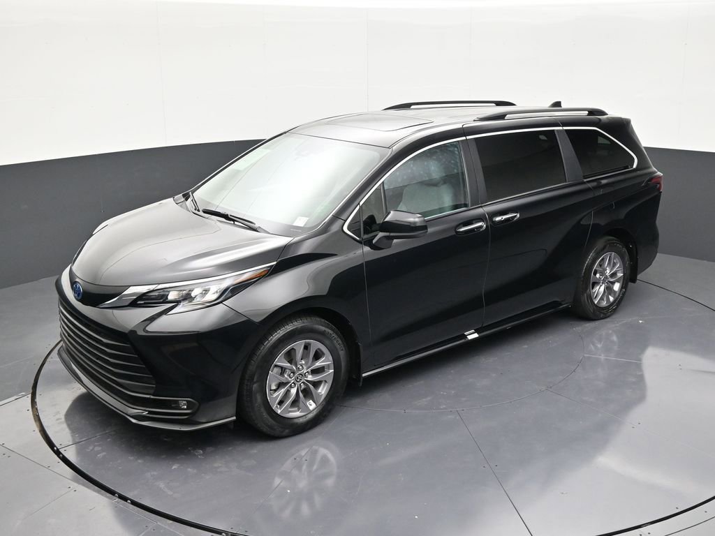 Used 2025 Toyota Sienna XLE w/ XLE Plus Package image 13