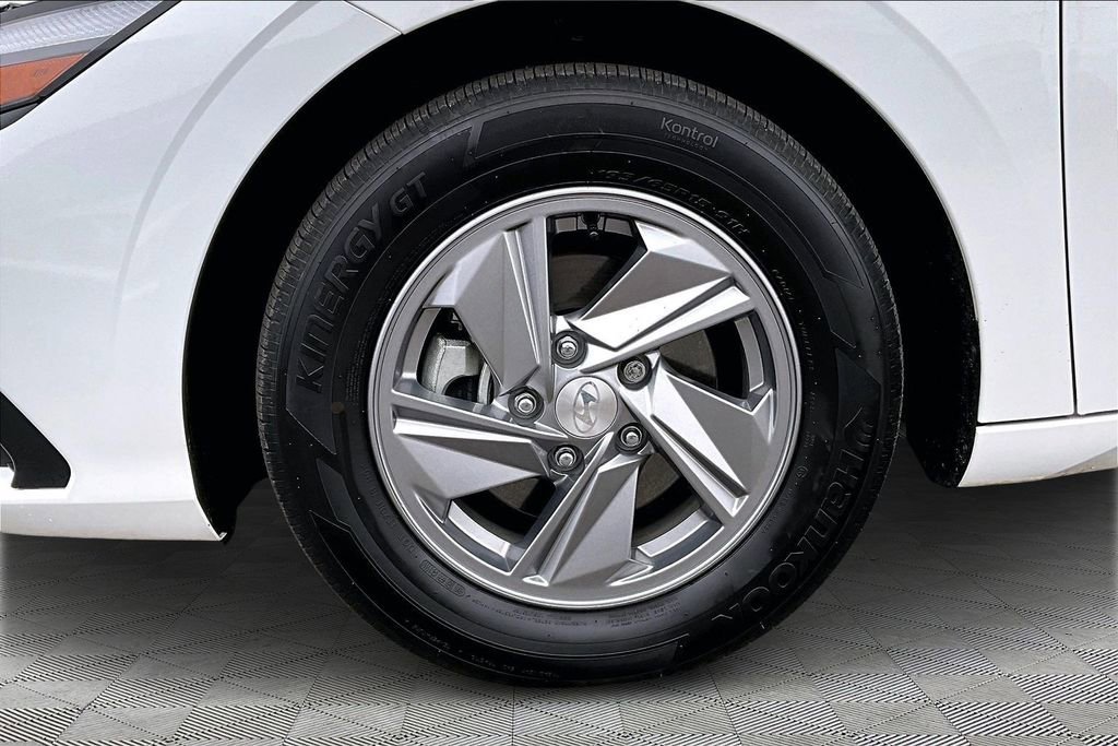 Used 2024 Hyundai Elantra SE image 9