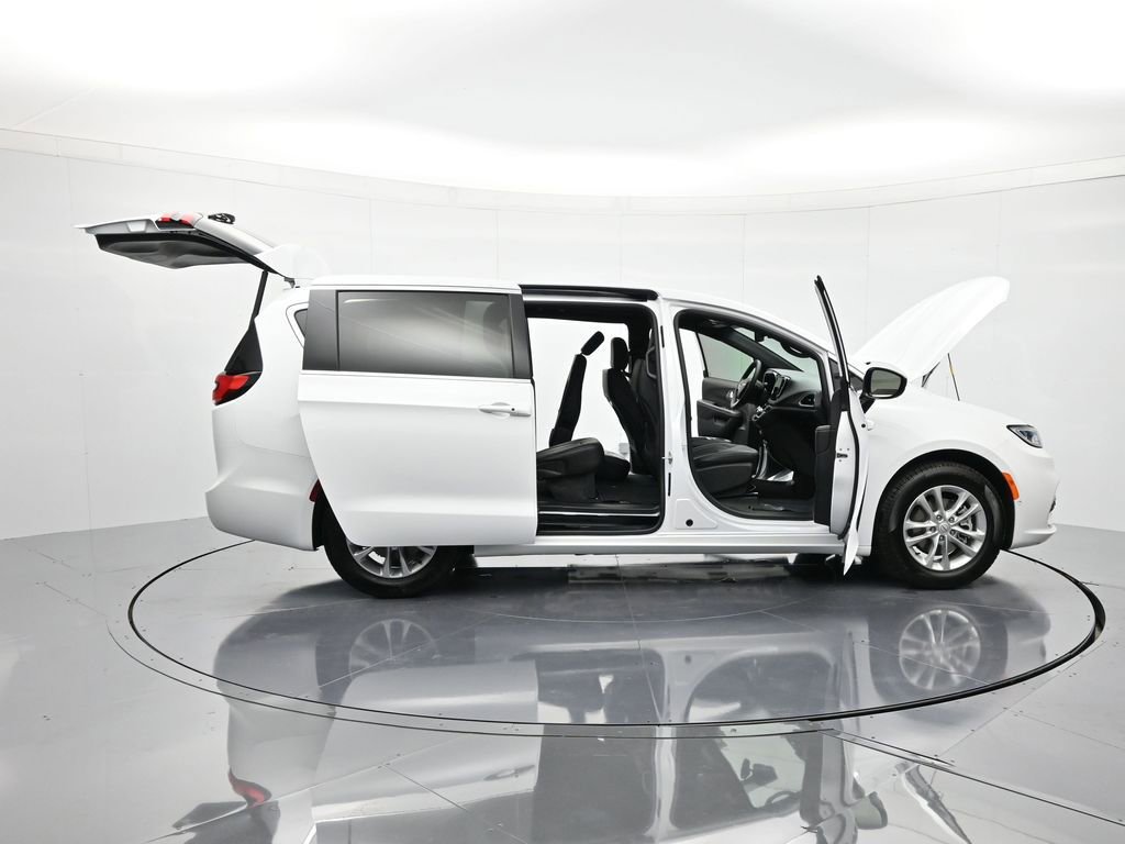 New 2026 Chrysler Pacifica Select image 46