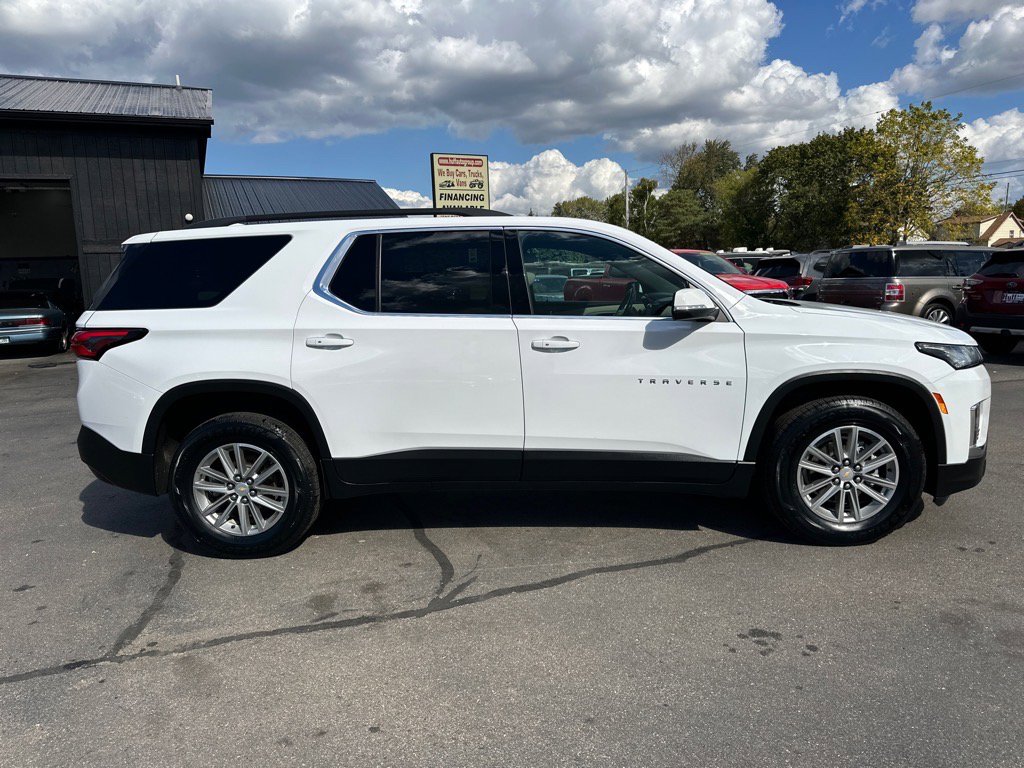 Used 2022 Chevrolet Traverse LT image 2