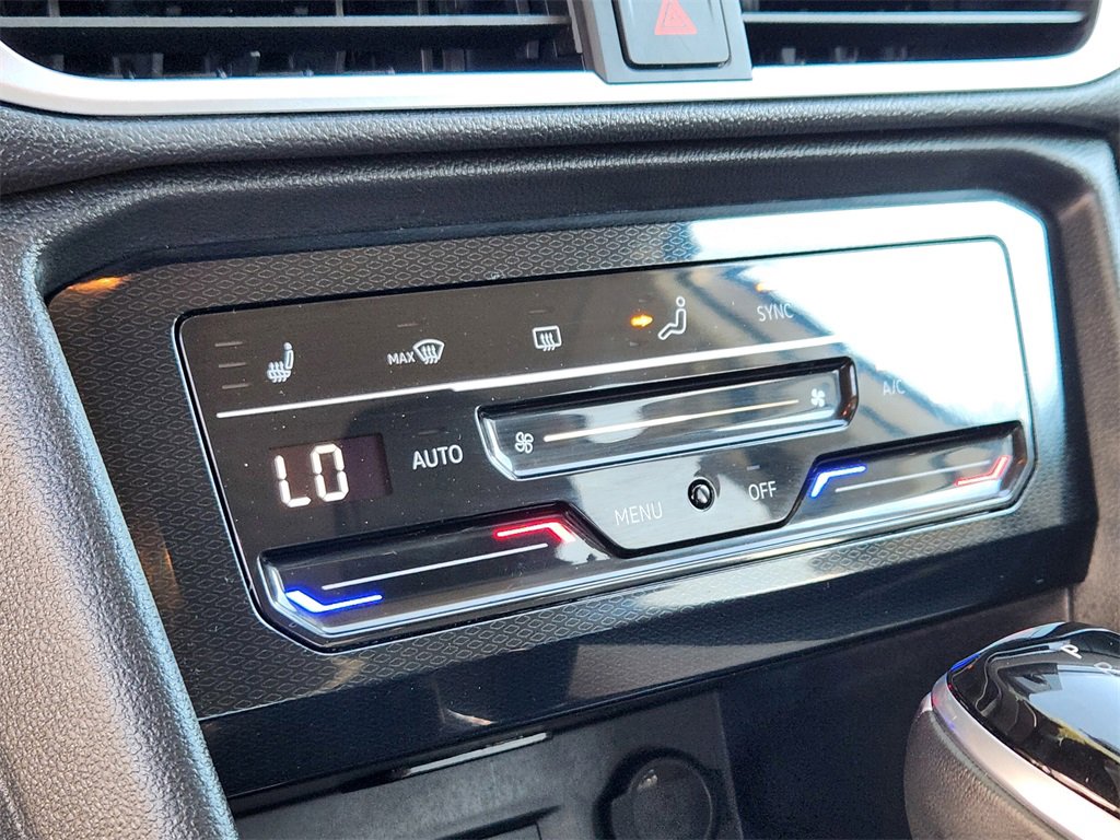 Used 2025 Volkswagen Taos SE image 13