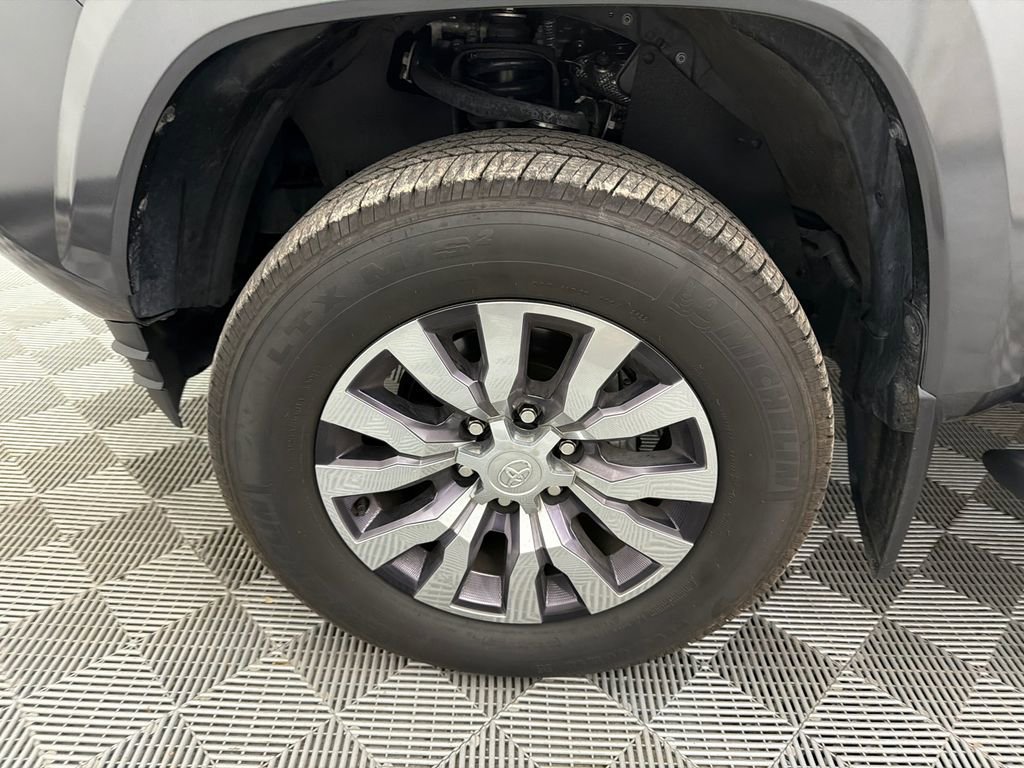 Used 2022 Toyota Tacoma Limited AWD/4WD image 12