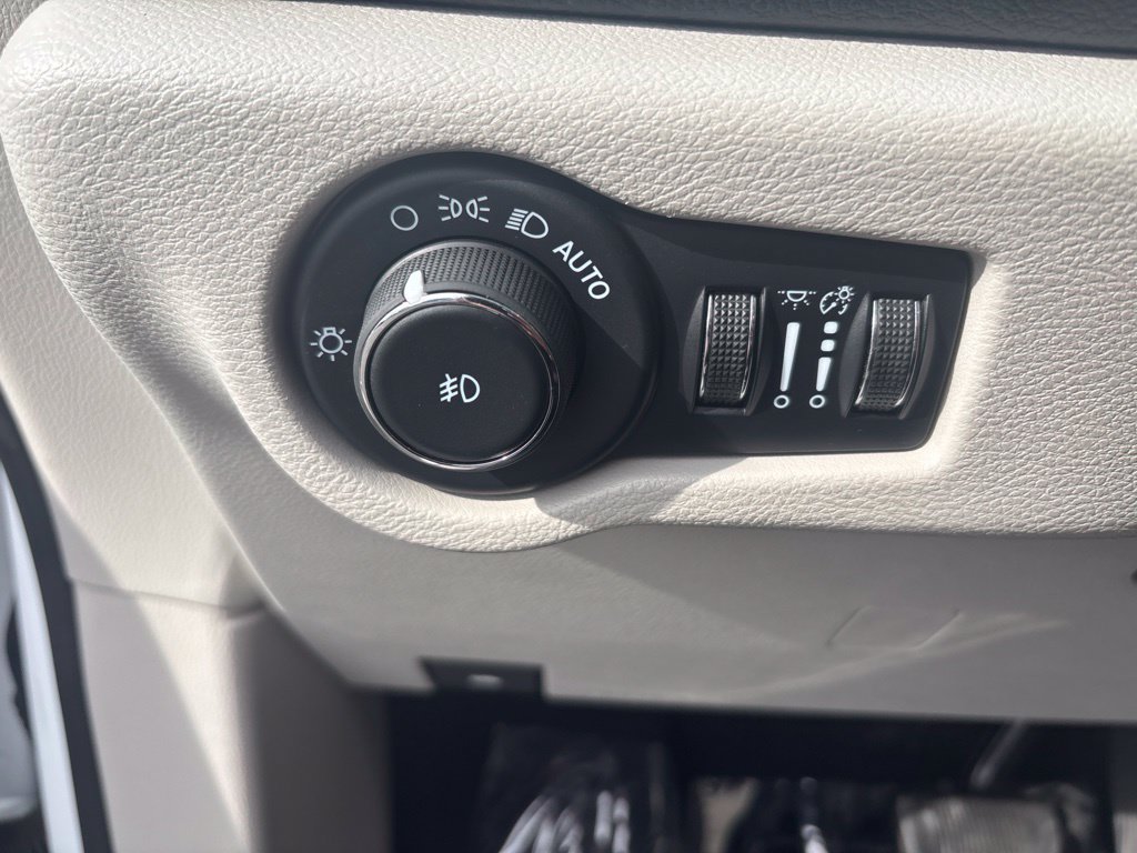 Used 2024 Chrysler Pacifica Limited FWD image 27