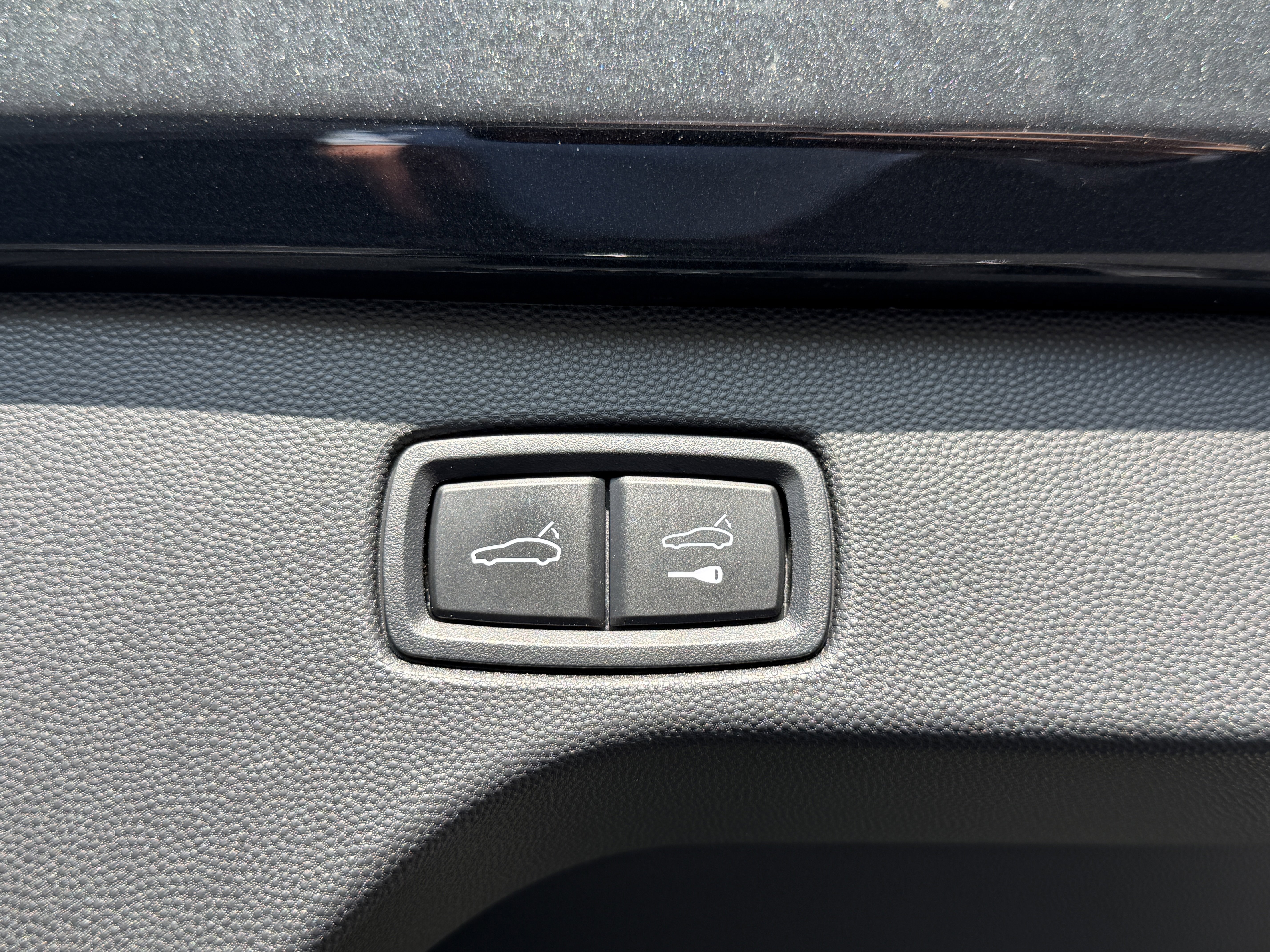 Certified 2024 Porsche Macan 4 Electric image 16