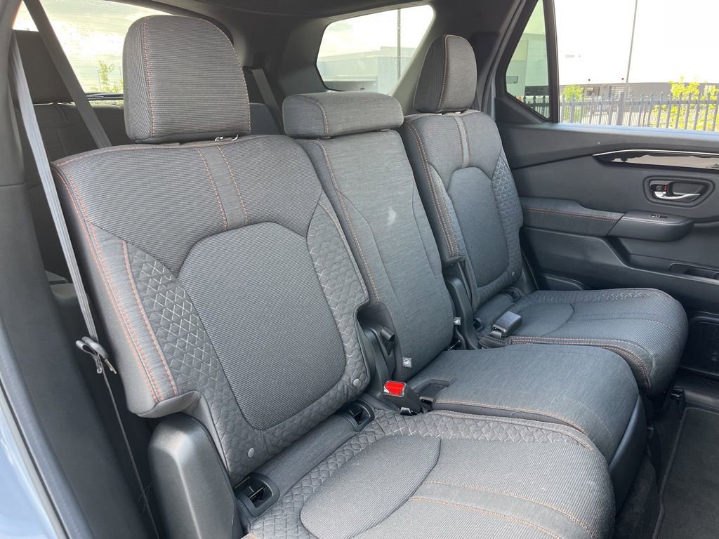 Certified 2025 Honda Pilot Sport image 27
