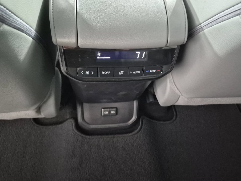 Used 2024 Toyota Highlander XLE FWD image 23