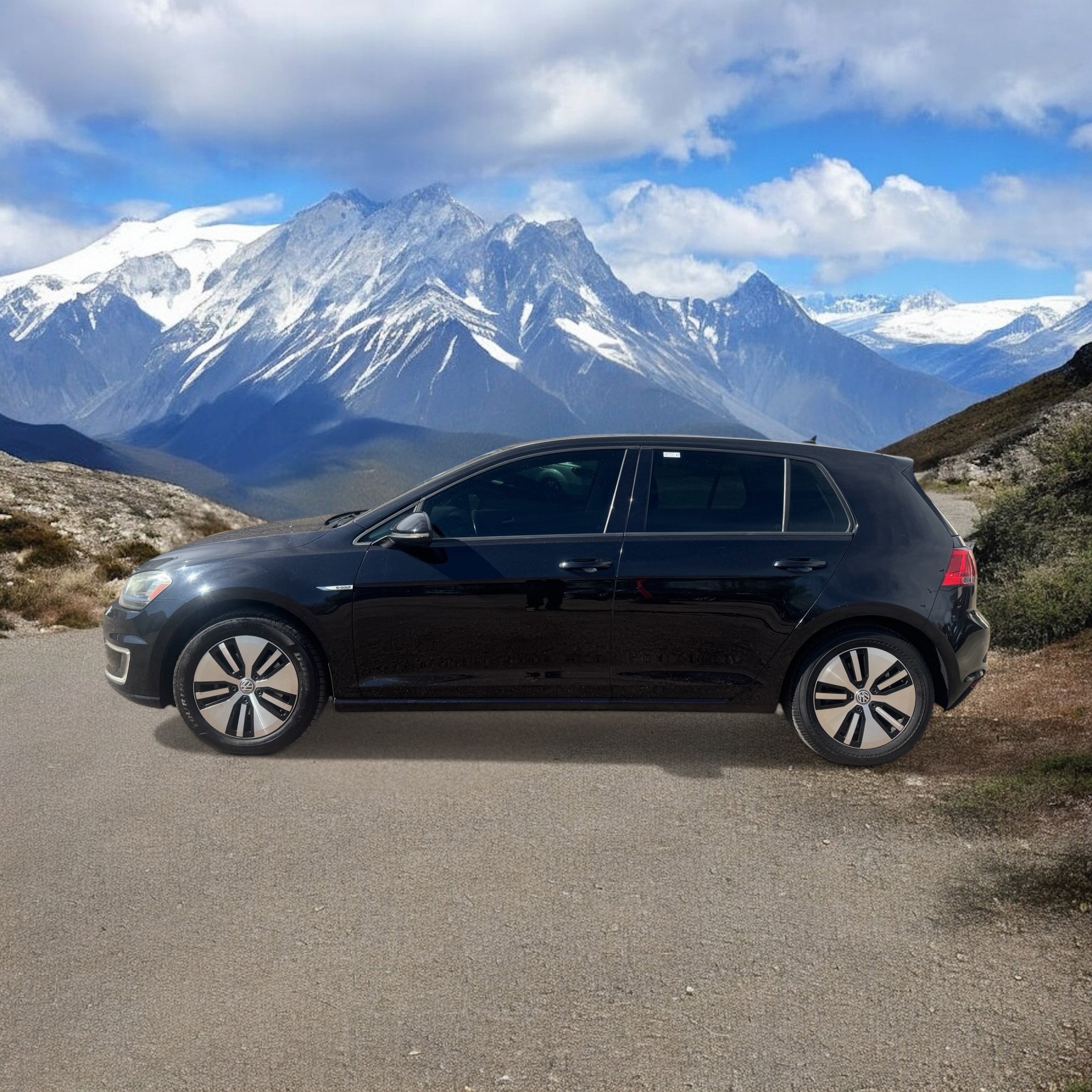 Used 2015 Volkswagen e-Golf SEL Premium image 2