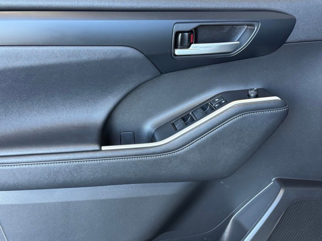 Certified 2023 Toyota Highlander XLE image 18