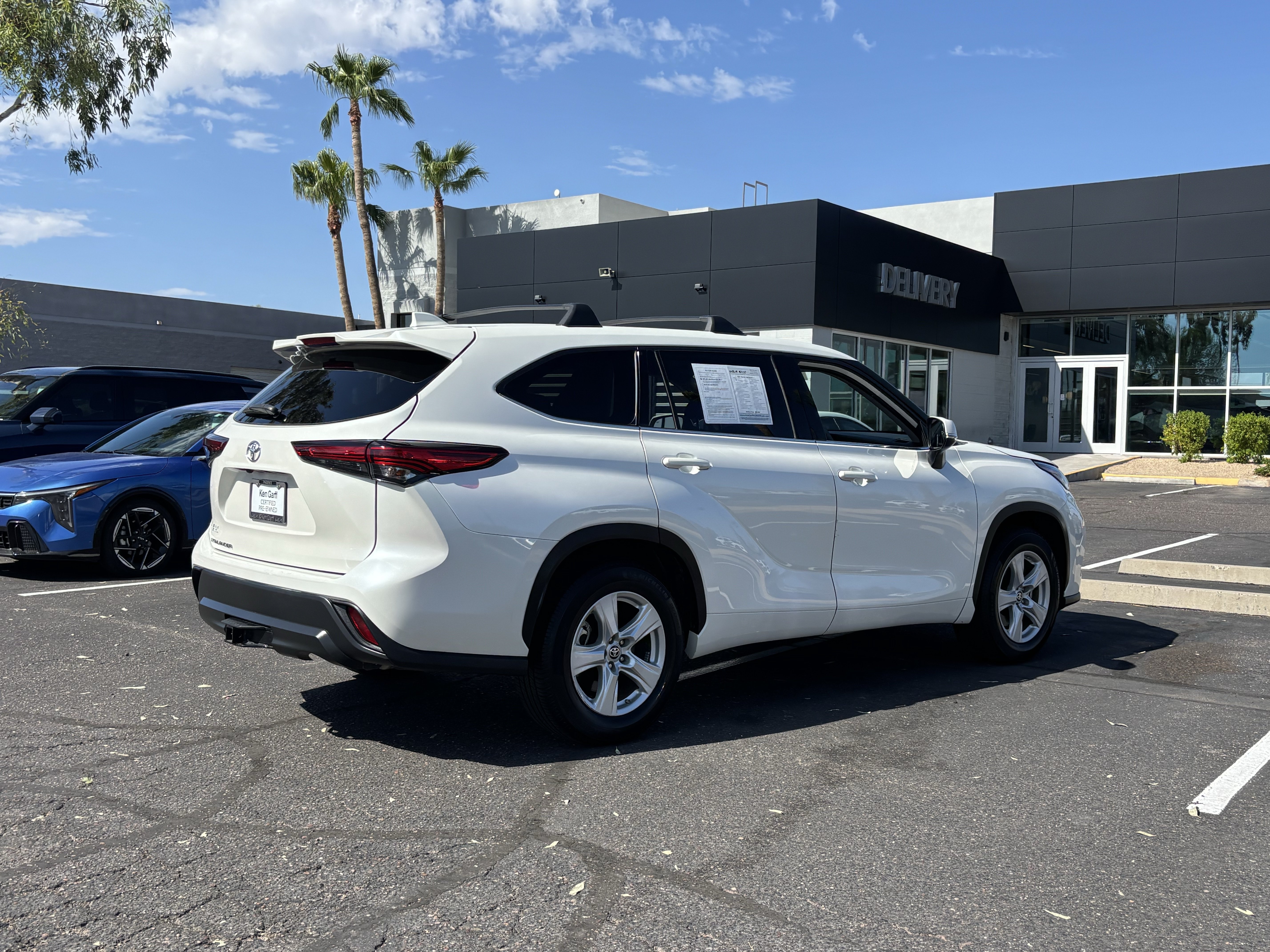 Used 2021 Toyota Highlander L FWD image 3