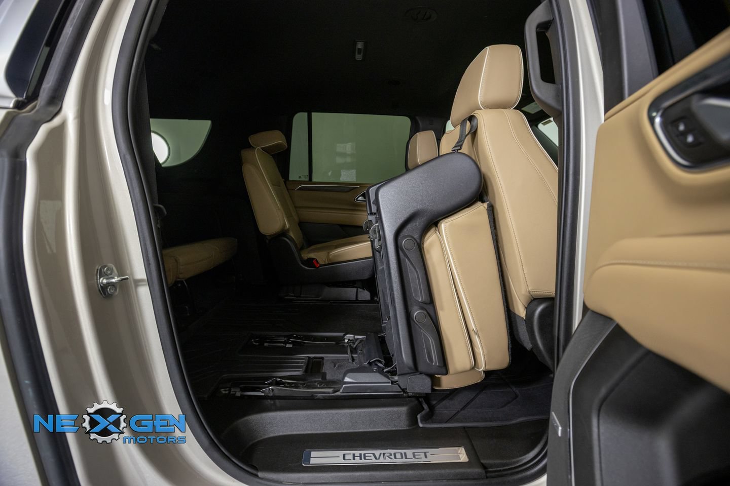 Used 2022 Chevrolet Suburban Premier AWD/4WD image 34