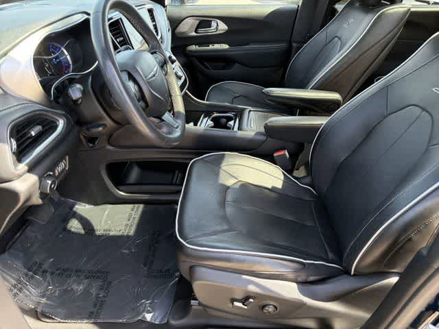 Used 2022 Chrysler Pacifica Limited w/ Uconnect Theater Family Group image 14