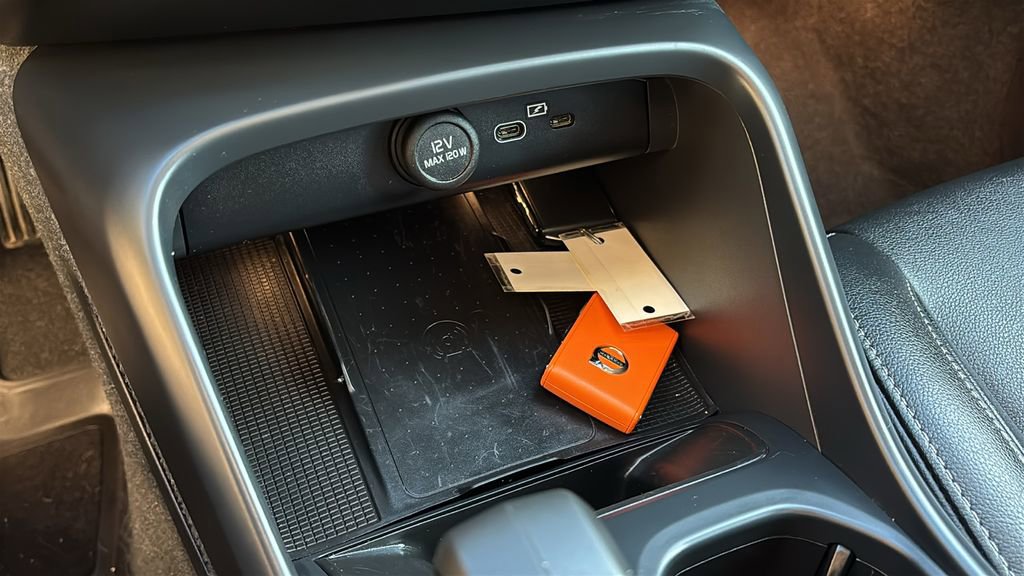 Certified 2024 Volvo XC40 B5 Core image 21