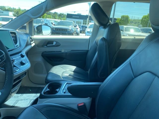 Used 2023 Chrysler Pacifica Touring-L FWD image 7