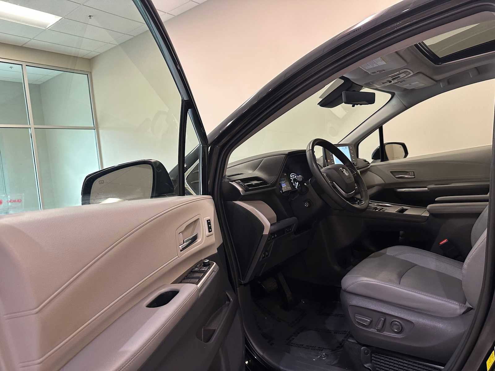 Certified 2021 Toyota Sienna Limited image 24