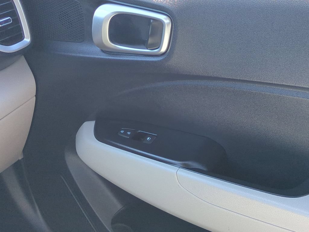 Used 2025 Hyundai Venue SEL FWD image 32