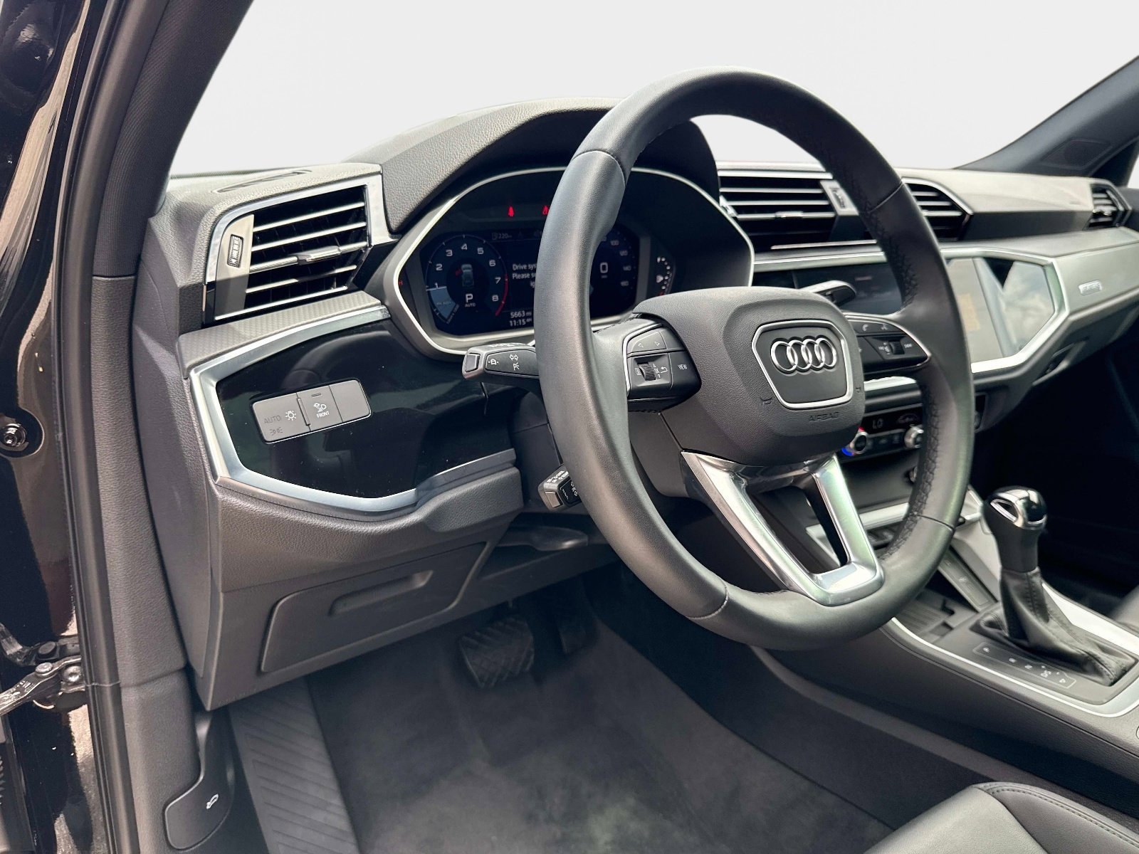 Used 2025 Audi Q3 2.0T Premium w/ Convenience Package AWD/4WD image 18