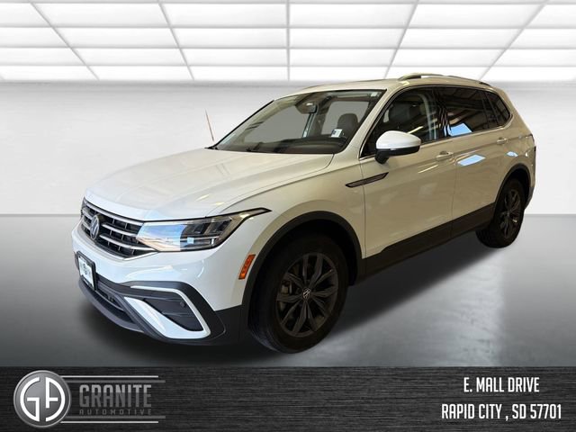 Used 2024 Volkswagen Tiguan SE w/ Panoramic Sunroof Package image 1