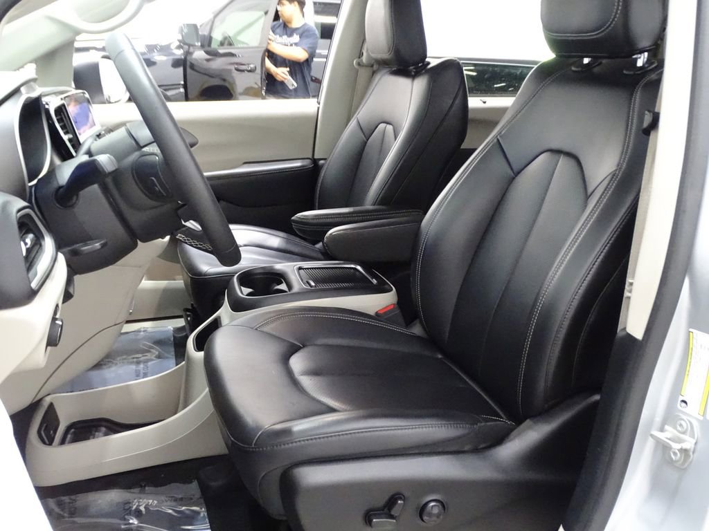 Used 2023 Chrysler Pacifica Touring-L image 10