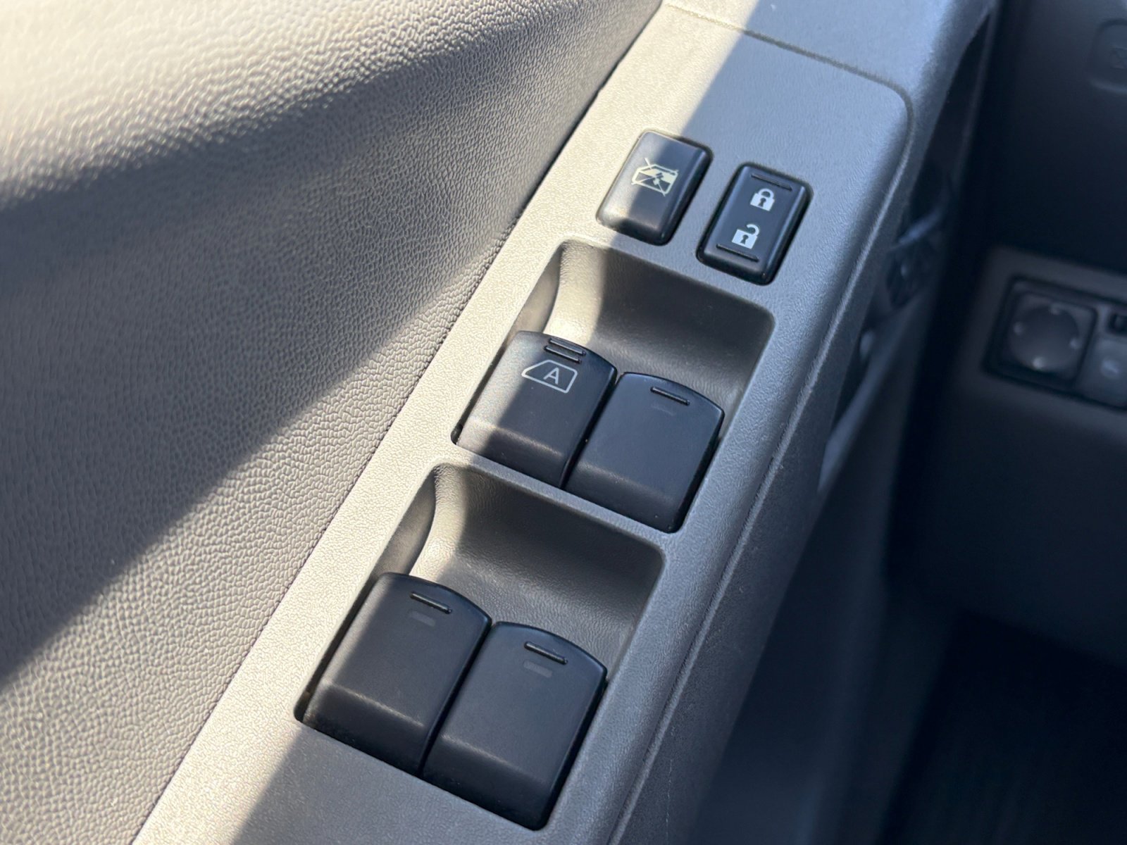 Used 2017 Nissan Frontier SV w/ SV Value Truck Package AWD/4WD image 16