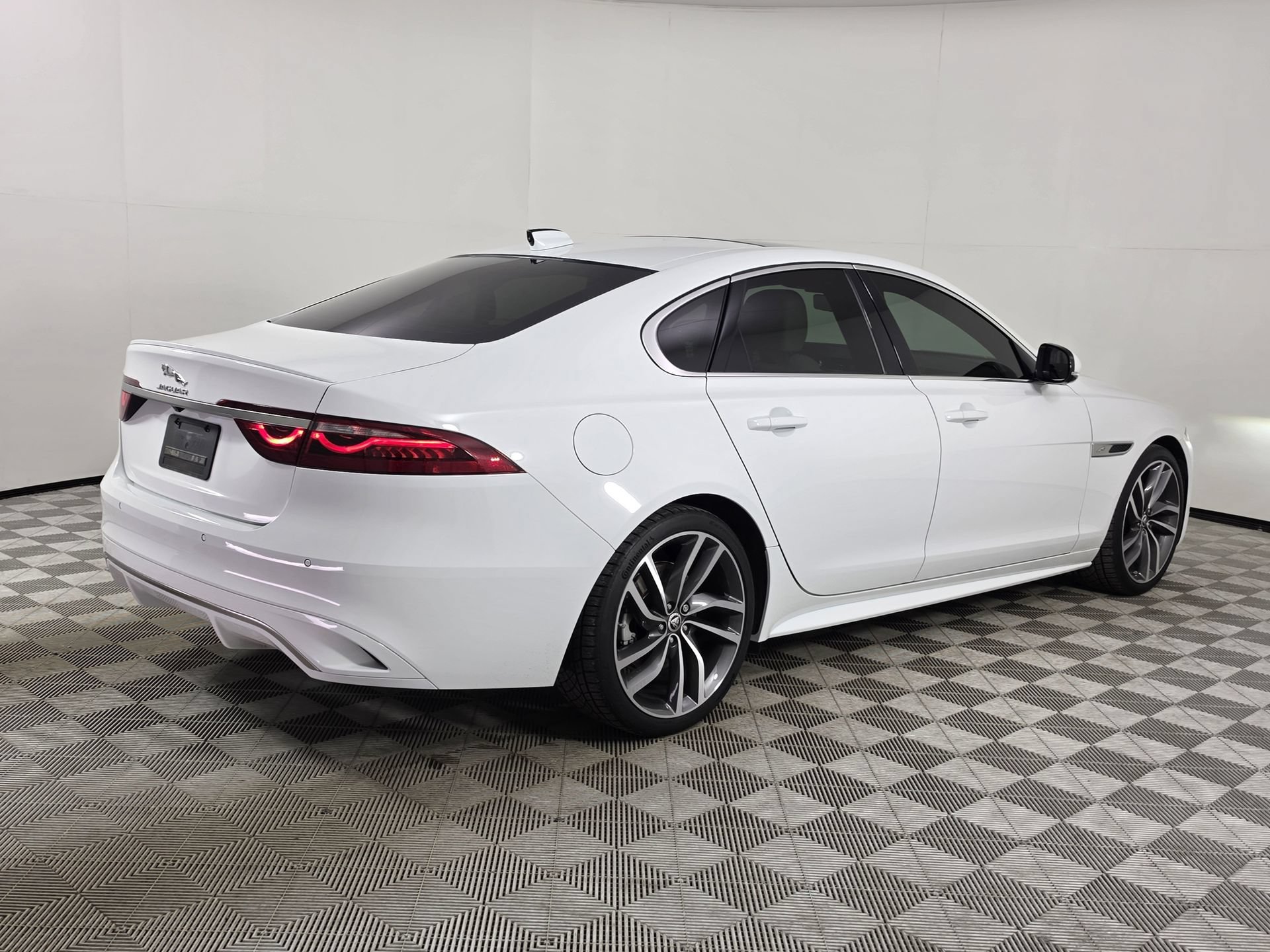 Used 2024 Jaguar XF R-Dynamic SE AWD/4WD image 7