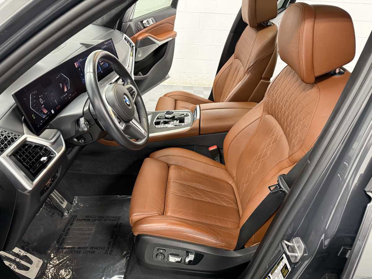 Used 2023 BMW X7 M60i image 16