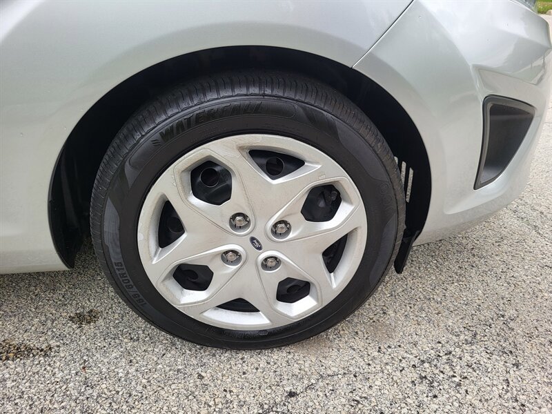 Used 2013 Ford Fiesta SE FWD image 30
