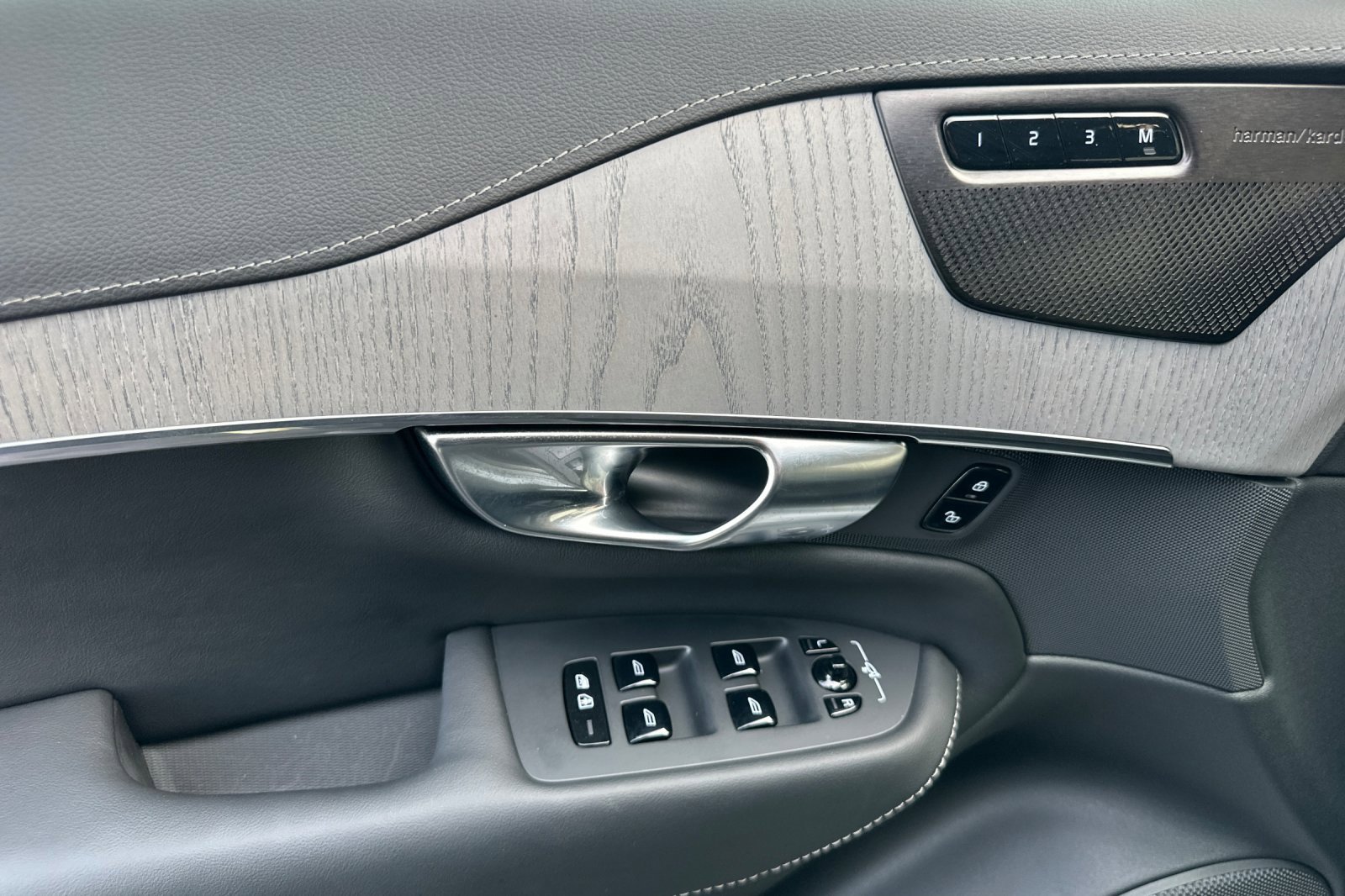 Certified 2025 Volvo XC90 T8 Ultra w/ Protection Package Premier image 10