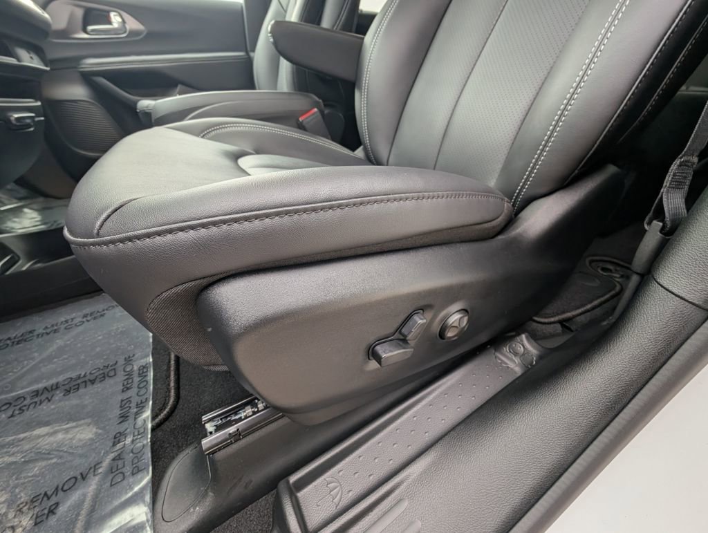 New 2026 Chrysler Pacifica Select AWD/4WD image 15