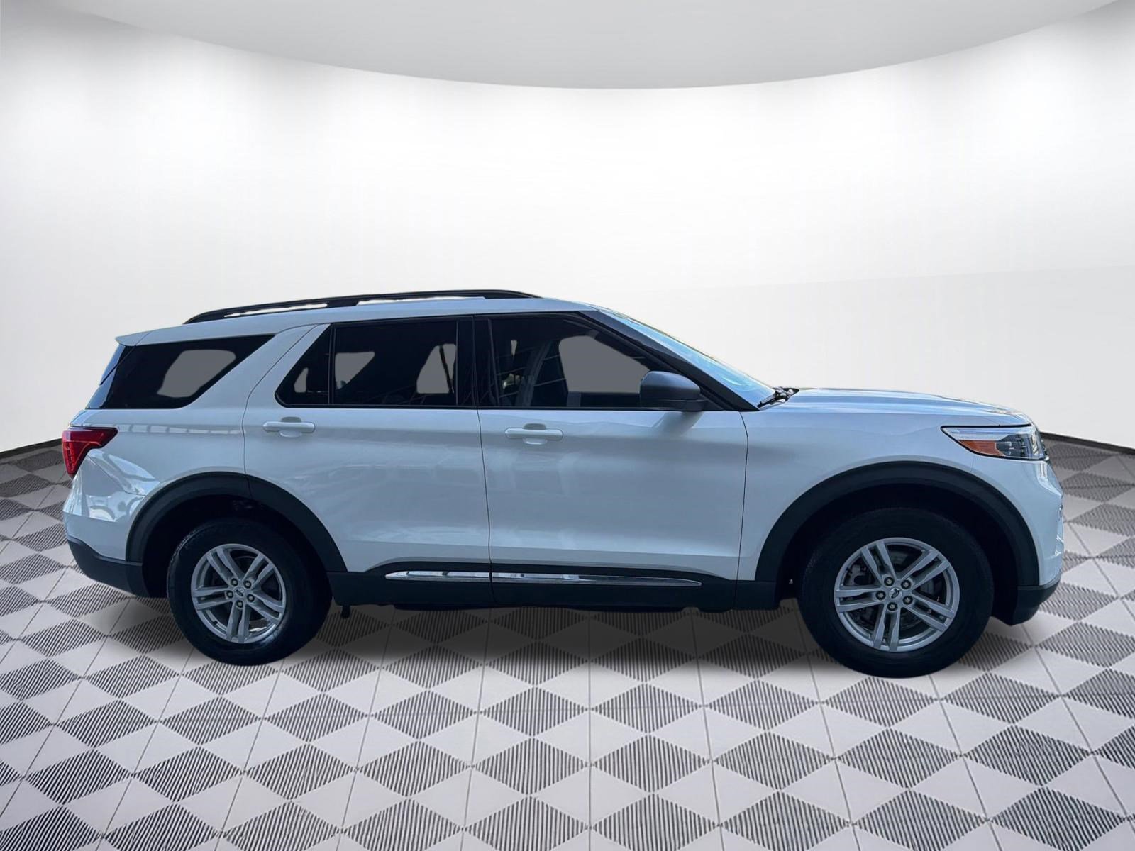 Used 2021 Ford Explorer XLT w/ Equipment Group 202A AWD/4WD image 8