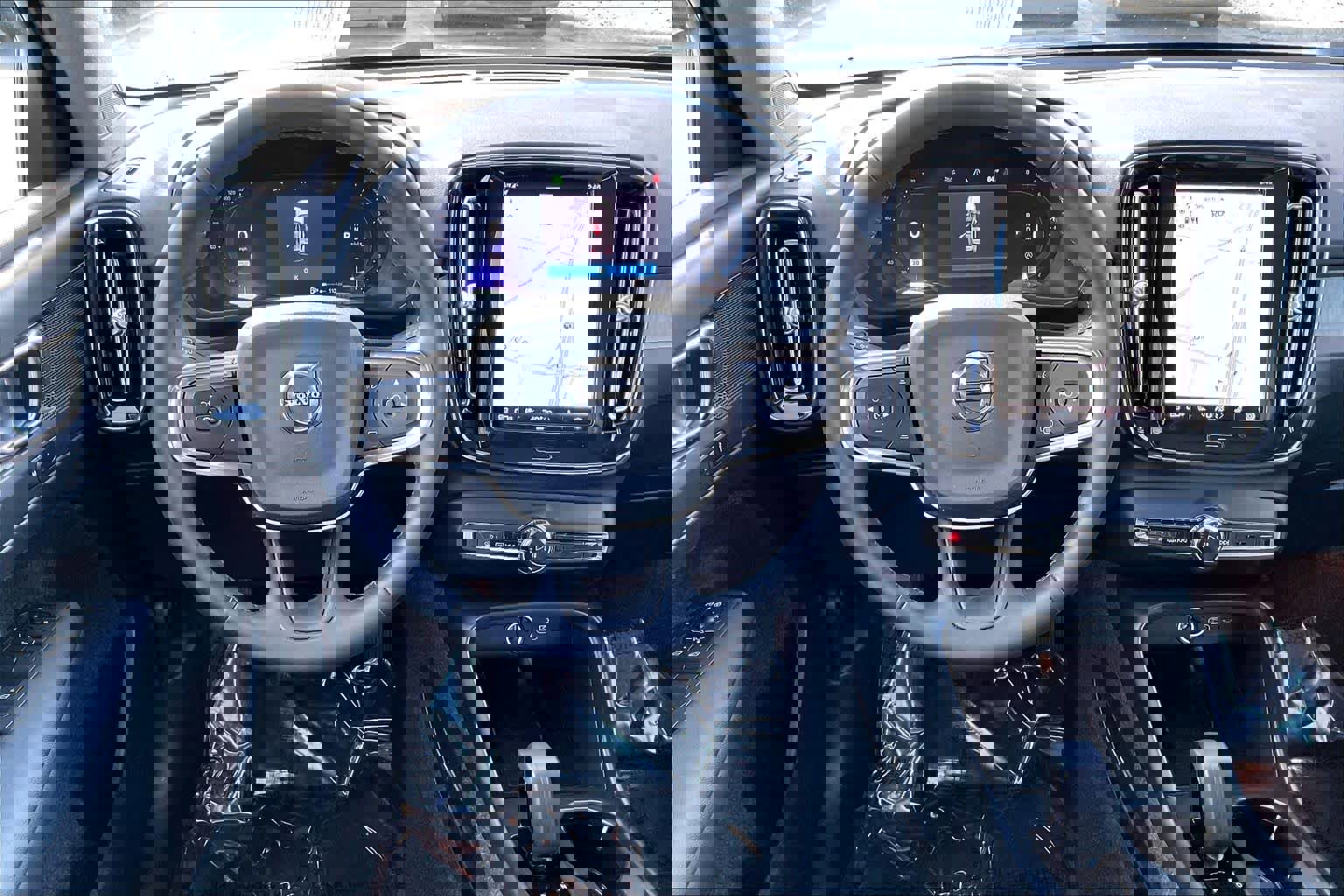 Used 2024 Volvo XC40 B5 Core image 6