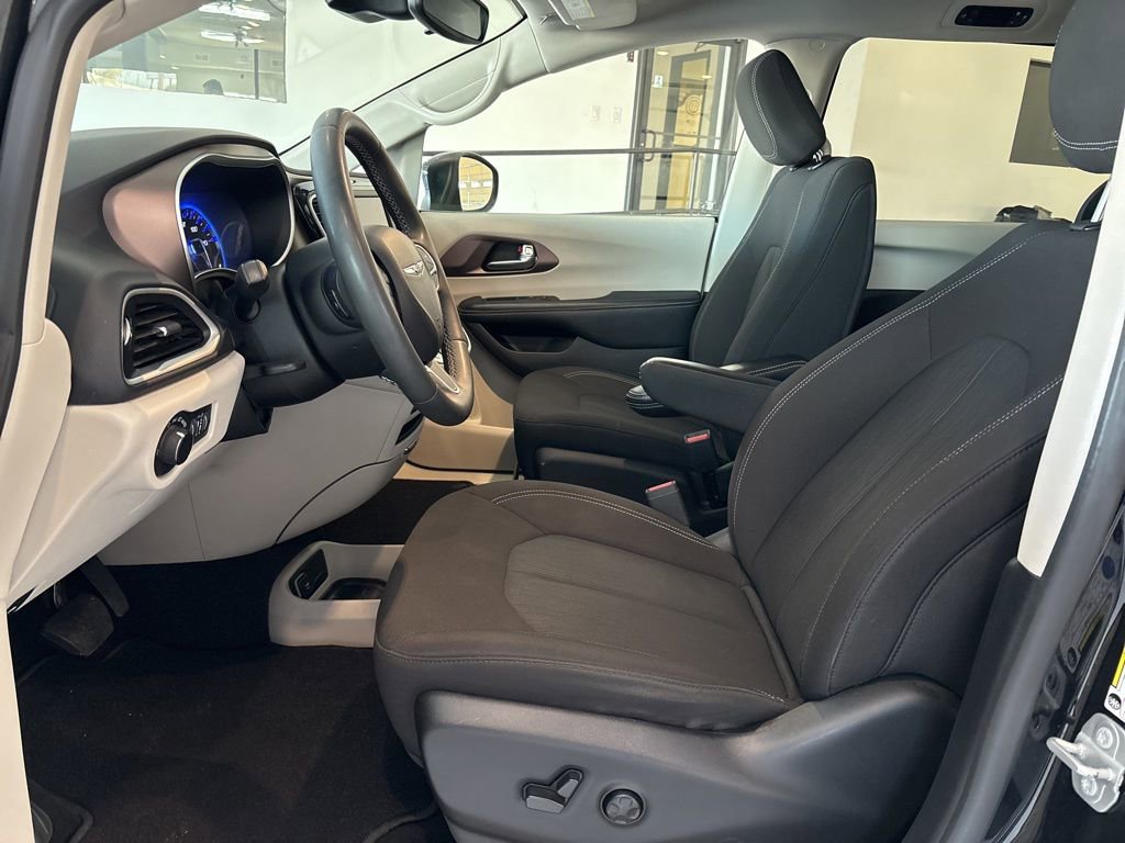 Used 2023 Chrysler Voyager LX image 8