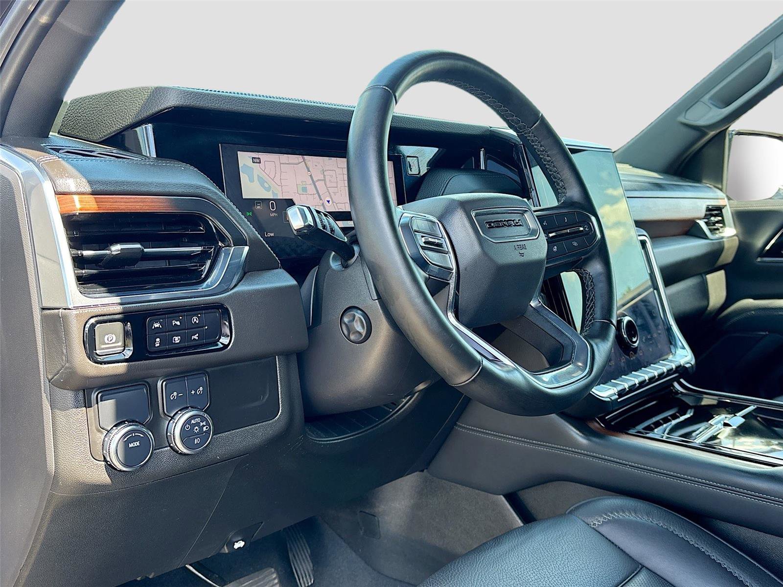 Used 2025 GMC Yukon Denali RWD image 9