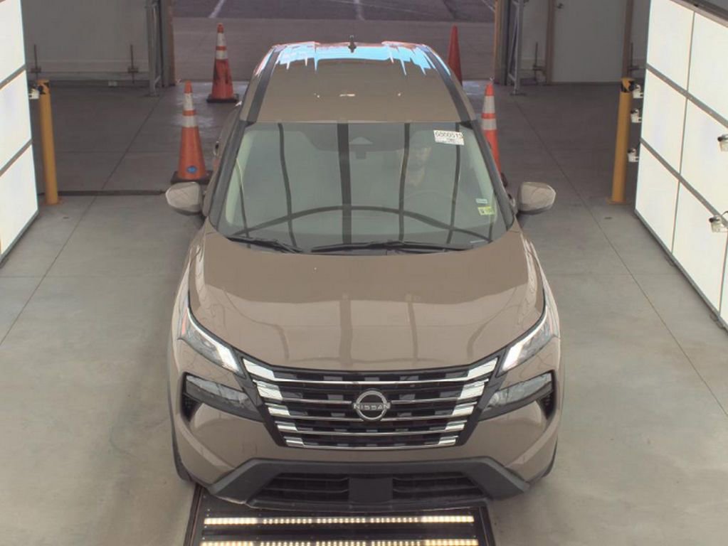 Used 2025 Nissan Rogue SV image 2