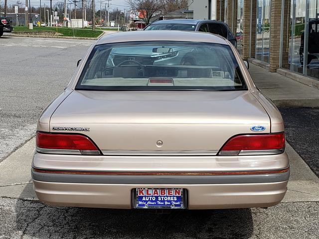Used 1992 Ford Crown Victoria LX RWD image 4