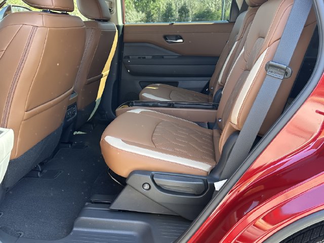 New 2026 Nissan Pathfinder Platinum AWD/4WD image 17