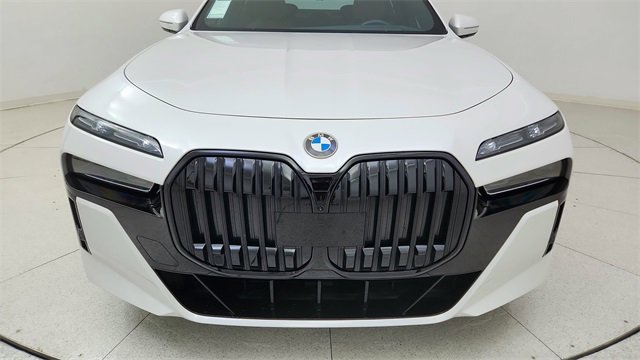 Used 2023 BMW 740i w/ Executive Package image 8