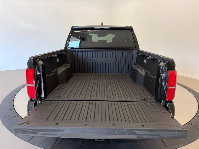 Used 2025 Toyota Tacoma SR5 AWD/4WD image 9