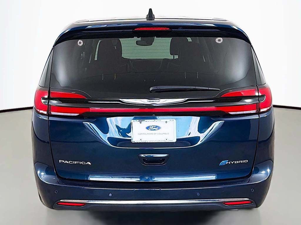 Used 2023 Chrysler Pacifica Limited w/ Uconnect Theater Family Group FWD image 18