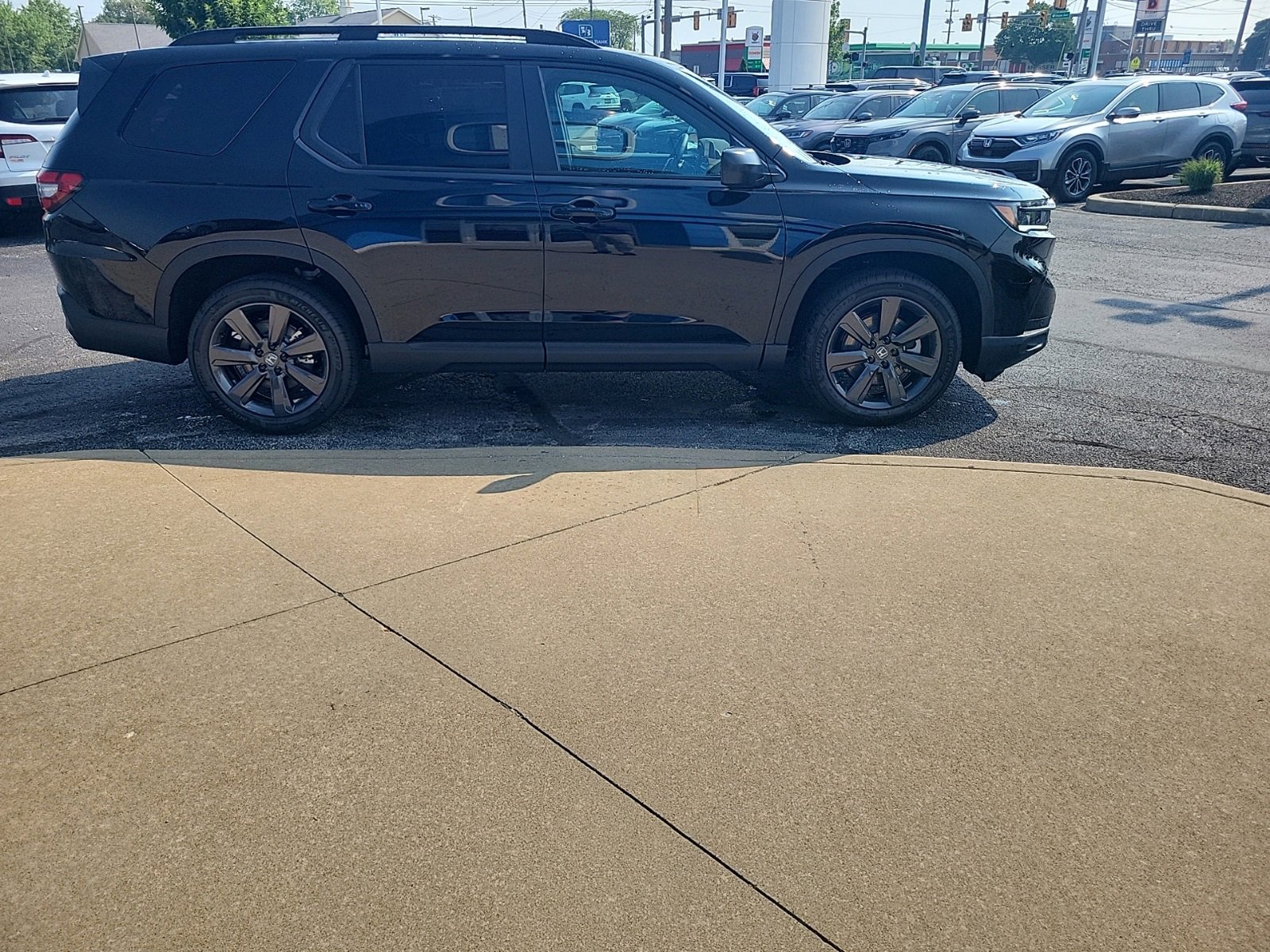 New 2025 Honda Pilot Sport image 4