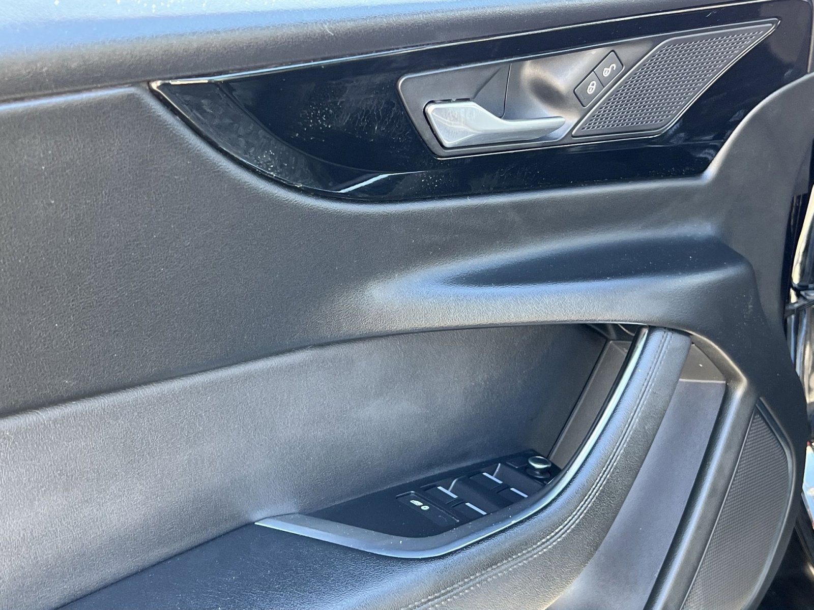 Used 2020 Jaguar XE S RWD image 23