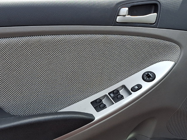 Used 2012 Hyundai Accent GLS FWD image 17
