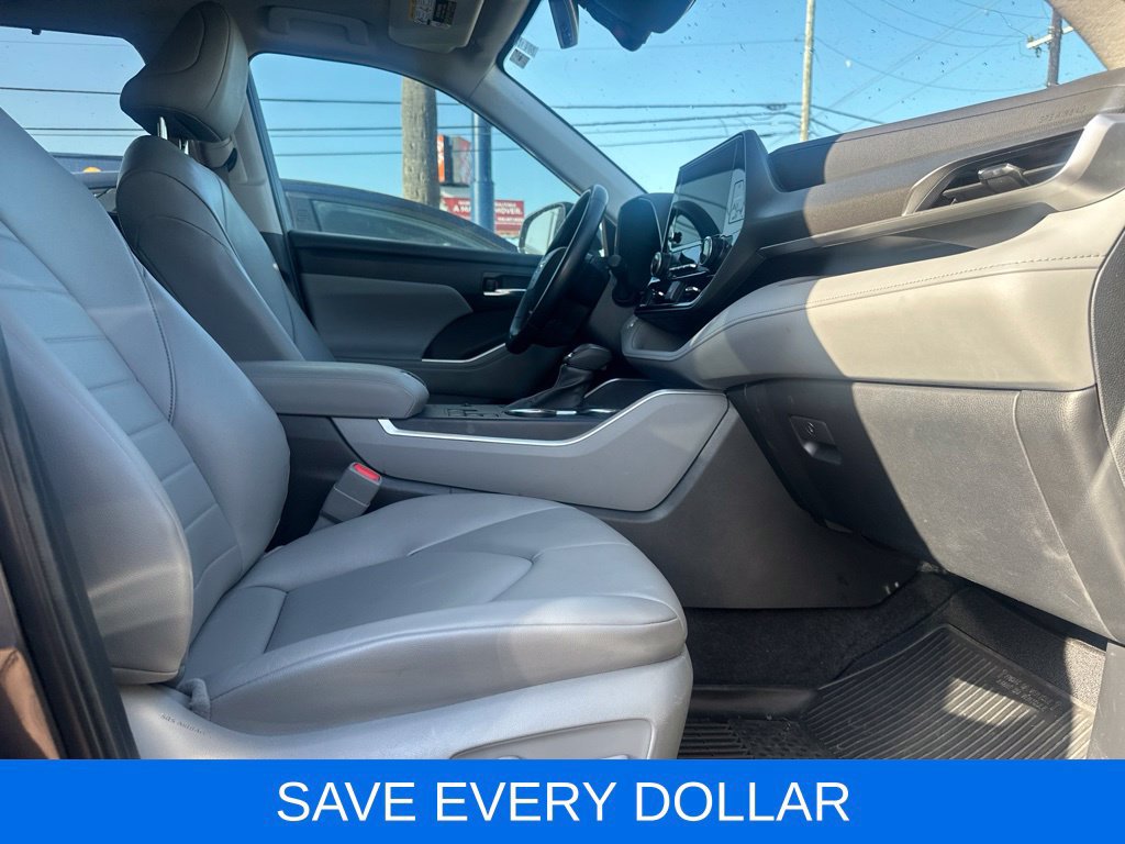 Used 2024 Toyota Highlander XLE FWD image 16
