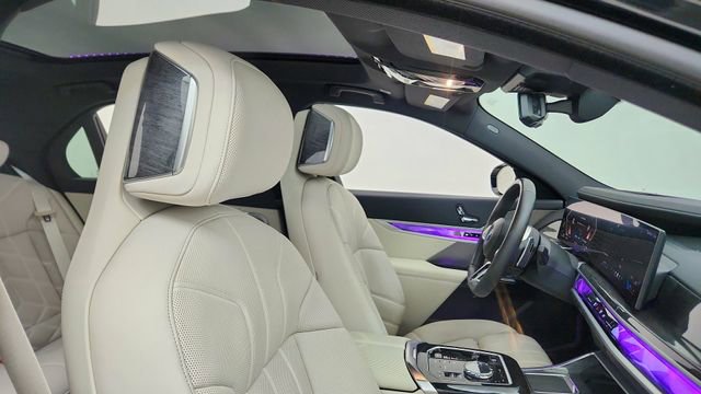 Used 2023 BMW 740i w/ Parking Assistance Package image 21