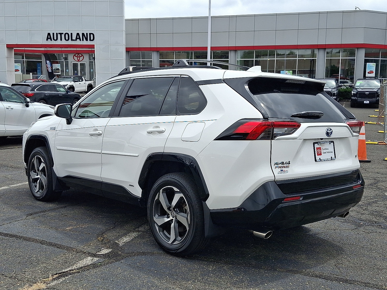 Used 2023 Toyota RAV4 SE w/ Weather & Moonroof Package AWD/4WD image 5