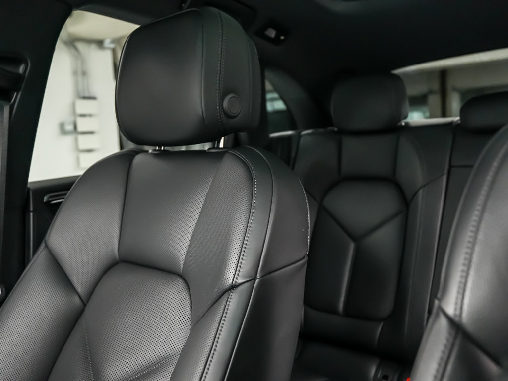 Certified 2024 Porsche Macan AWD/4WD image 33