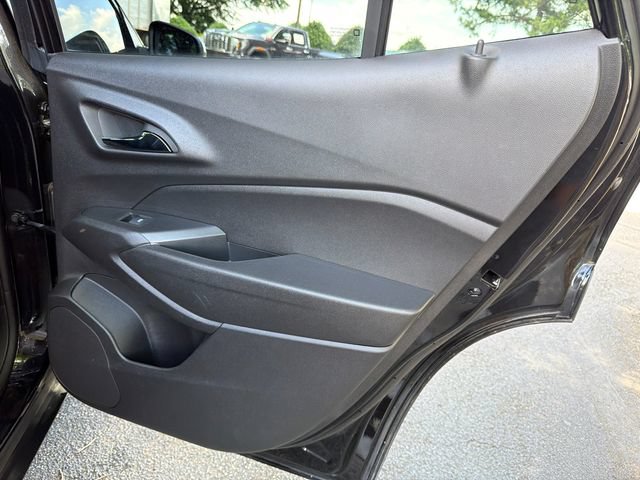 Used 2025 Chevrolet Trax RS w/ Sunroof Package FWD image 16