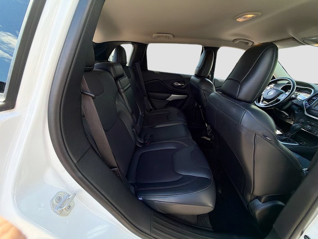 Used 2018 Jeep Cherokee Latitude Plus w/ Cold Weather Group FWD image 28