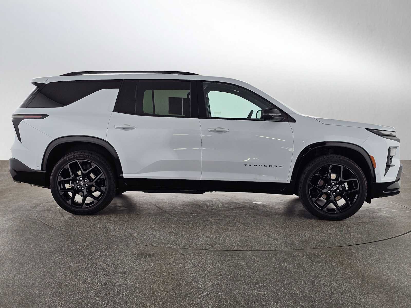 Used 2026 Chevrolet Traverse RS w/ LPO, Floor Liner Package FWD image 2