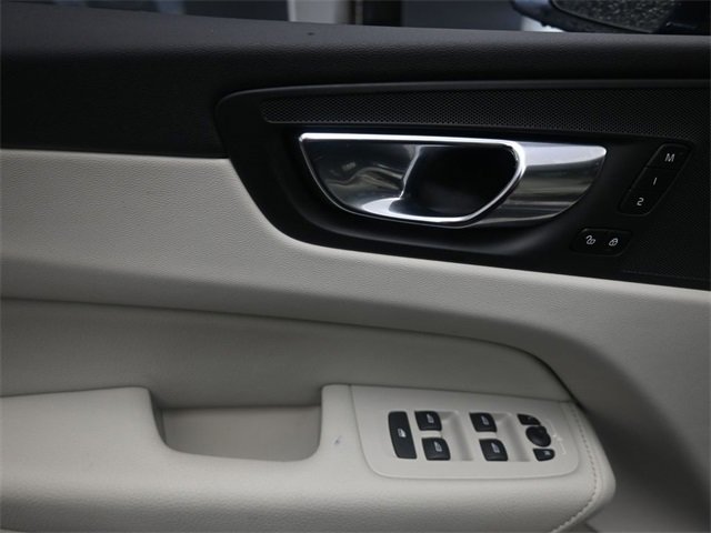 Used 2022 Volvo XC60 B5 Momentum w/ Climate Package image 20